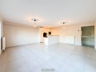 <strong>MODERN EN RECENT APPARTEMENT</strong> met zonnig terras en <strong>ONDERGRONDSE GARAGEBOX</strong> in het <strong>CENTRUM VAN BRAKEL</strong>. Deze instapklare eigendom werd afgewerkt met <strong>DUURZAME MATERIALEN</strong> en beantwoordt aan de huidige energienormen, met aandacht voor <strong>LICHTINVAL EN HEDENDAAGS COMFORT</strong>. De lichtrijke woonkamer met <strong>OPEN, VOLLEDIG UITGERUSTE KEUKEN</strong> vormt het hart van de woning en biedt rechtstreeks toegang tot het <strong>AANGENAME TERRAS</strong> waar het heerlijk vertoeven is. Verder beschikt het appartement over <strong>TWEE VOLWAARDIGE SLAAPKAMERS</strong>, <strong>STIJLVOLLE BADKAMER</strong>, apart gastentoilet en <strong>PRAKTISCHE BERGING</strong>. Dankzij de <strong>ONDERGRONDSE GARAGE</strong> met automatische poort geniet u van <strong>ZORGELOOS PARKEREN</strong>. Gelegen op wandelafstand van winkels, scholen en openbaar vervoer, combineert deze eigendom centraal wonen <strong>MET RUST EN COMFORT</strong>. Een <strong>ENERGIEZUINIGE EN KWALITATIEVE WOONOPLOSSING</strong> in het <strong>HART VAN DE VLAAMSE ARDENNEN</strong>.<br /><br />Adres: Gauwstraat 9 te Brakel<br /><br />EPB: 98.92kWh/m² of E70, UC:45059-G-2013-109