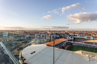Gelegen vlakbij het centrum van Waregem met zicht op de Brug Vijvers en de Elindus Arena vinden we op de 11e verdieping dit luxueus afgewerkt appartement met één slaapkamer in residentie Ascot.<br /><br />Het appartement is volledig geschilderd, voorzien van inbouwkasten, lichtarmaturen, gordijnen, muggenwering, vloerverwarming en bediening van verlichting/verwarming via domotica. Geniet vanop uw terras van het magnifiek zicht op skyline van Waregem. Door het lage E-peil (onder 30), vloerverwarming op geothermie en laadpaal bij de autostaanplaats woont u in een future-proof BEN appartement met een zeer laag energieverbruik. <br /><br />Het appartement op de 11e verdieping heeft volgende indeling:<br />Binnenkomst via de inkomhal met apart toilet (handwasser), leefruimte met open, volledig uitgeruste keuken (Smeg toestellen) en zithoek. Handige berging vlakbij de keuken. Slaapkamer met inbouwkasten en aansluitende douchekamer (met lavabomeubel). De leefruimte en slaapkamer bieden toegang naar het ruime terras. Ondergrondse kelderberging inbegrepen in de huurprijs.<br /><br />Autostaanplaats met laadpaal 80 EUR/mnd.<br />Gemeenschappelijke kosten (provisie syndic) bedragen 60 EUR/mnd.<br />Het appartement is beschikbaar vanaf 01/08/2026.<br /><br />Enkele troeven<br /><br />- Magnifiek zicht;<br />- Future-proof en energiezuinig;<br />- Volledig instapklaar met luxueuze afwerking;<br />- Ondergrondse berging en autostaanplaats met laadpaal.<br /><br />Voor meer info of een bezoek, aarzel niet om contact op te nemen!