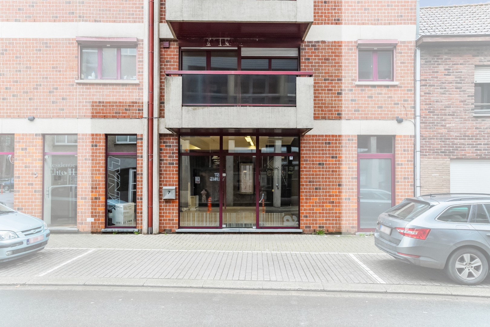 Verhuurd handelspand met parkeermogelijkheid te centrum Roeselare! - foto 1