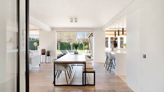 Alleenstaande villa, volledig gerenoveerd in 2019-2020, gelegen op een rustige locatie nabij de molen van Ramskapelle (Knokke-Heist). Een bijzonder sfeervolle villa, tot in de puntjes afgewerkt. <br /><br />Indeling: ruime inkomhal met gastentoilet en vestiaire. De lichtrijke, extra ruime woonkamer is gezellig ingericht en voorzien van een (gas)haard en mooie parketvloeren. De grote, halfopen keuken is volledig uitgerust met Miele-toestellen en beschikt over twee praktische eilanden – ideaal voor een etentje of aperitief. Aansluitend bevindt zich een prachtig overdekt zonneterras met buiten-barbecue. De garage is uitgerust met een elektrische poort.<br /><br />Op de verdieping zijn er drie slaapkamers. De master bedroom is een eyecatcher, met eigen dressing en luxueuze badkamer voorzien van vrijstaand ligbad, inloopdouche en toilet. De twee overige slaapkamers delen een gemeenschappelijke badkamer met inloopdouche. Alle kamers stralen charme en gezelligheid uit. De zolder doet dienst als praktische bergruimte.<br /><br />Ook het buitenleven is af: het overdekte zonneterras, buiten-barbecue, het automatische bewateringssysteem, de robotmaaier en de tuinverlichting zorgen voor onderhoudsgemak. Het charmante buitenhuisje, volledig afgewerkt in eik, vormt de perfecte setting voor leuke avonden. Parkeren kan op de oprit (tot 4 wagens) of in de garage.<br /><br />Bezoek deze woning na afspraak met Willem Cauwels via tel. 050 89 27 70.