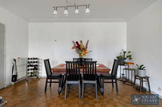 <p><span>Square Estate biedt u dit mooie appartement aan, dat ideaal is ingedeeld en ruime kamers heeft. </span></p><p><span> </span></p><p><span>Het is als volgt ingedeeld: een lichte woonkamer, een aparte keuken, drie slaapkamers en een badkamer.</span></p><p><span>U kunt ook genieten van een gezellig terras.</span></p><p><span> </span></p><p><span>Bij de woning hoort een kelder, die extra opbergruimte biedt.</span></p><p><span> </span></p><p><span>Mogelijkheid om een extra garage aan te kopen voor  25.000.</span></p><p><span> </span></p><p><span>Voor meer informatie of om een bezichtiging te regelen, kunt u contact met ons opnemen via 02/460.42.01 of per e-mail op het volgende adres: lk@square-estate.be</span></p>