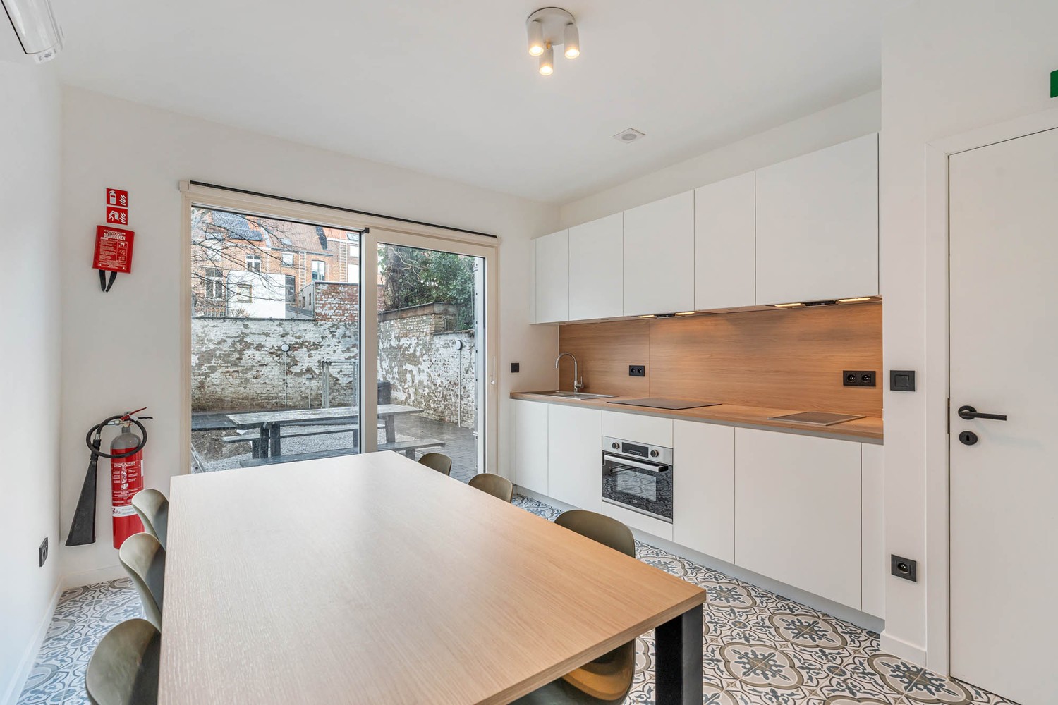 TOTAALRENOVATIE - Goed gelegen en gemeubelde studentenkamer met eigen sanitair (wc, douche &amp; wastafel)! - foto 5