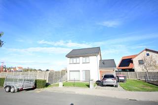 Ontdek deze leuke, gerenoveerde open bebouwing in het rustige Leffinge. <br />Deze charmante woning met drie slaapkamers biedt alles wat u nodig heeft om comfortabel en in een eigentijdse stijl te wonen. <br />Met een grondoppervlakte van maar liefst 553 m² en een volledig nieuw gebouwd bijhuis, geniet u optimaal van de tuin.<br />Dit is ideaal voor ontspanning of het organiseren van gezellige barbecues met familie en vrienden. <br />De zonnige tuin bevindt zich voornamelijk naast de woning en nodigt uit tot het 'buitenleven' tijdens de prachtige zomerdagen of de gezellige winteravonden.<br />Bovendien is er een oprit en een garage aanwezig, perfect voor het veilig stallen van uw wagen en extra opbergruimte. <br />Deze gerenoveerde, instapklare open bebouwing werd vooral esthetisch onder handen genomen. <br />De woning ligt in een rustige en kindvriendelijke buurt, vlakbij alle nodige voorzieningen, scholen en op een boogscheut van Middelkerke centrum.<br />Wilt u uw gezin een warme, gezellige thuis bieden in een prachtige omgeving? Dan is deze woning uw perfecte match. <br /><br />Neem vandaag nog contact op voor een bezichtiging en laat u verrassen door de kwaliteiten van deze unieke aanbieding!<br />STARTPRIJS: Elk schriftelijk bod wordt besproken met de eigenaars die het voorstel al dan niet kunnen aanvaarden.<br /><br />Voor meer informatie mail kris.bauwens@albert.immo of bel 0470/51 04 09