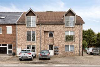 <p><span><strong>Vraag uw bezoek aan via info@optimusvastgoed.be!</strong></span><br /><span><strong>TE HUUR: Appartement met 1 slaapkamer te Houthalen-Helchteren! </strong></span><br /><span>Dit instapklaar appartement is gelegen op de 2de verdieping van een kleinschalig appartementsgebouw. Je beschikt over je eigen afsluitbare garage. Het appartement bestaat uit een lichtrijke woonkamer met open keuken, een slaapkamer, een badkamer met ligbad en een aparte berging. Het appartement is gemeubeld. </span><br /><span><strong>Ligging:</strong></span><br /><span>Het appartement is gelegen aan de Koolmijnlaan, een centrale en vlot bereikbare verbindingsweg in Houthalen-Helchteren. De straat loopt parallel met de grote baan, waardoor je in een mum van tijd aansluiting hebt op de E314 richting Hasselt, Genk, Leuven of Eindhoven. In de directe omgeving vind je meerdere supermarkten, winkels, horecazaken en andere voorzieningen, allemaal op slechts enkele minuten afstand. Ook het openbaar vervoer is uitstekend bereikbaar dankzij bushaltes op wandelafstand. </span><br /><span><strong>Indeling:</strong></span><br /><span>Inkomhal, woonkamer met open keuken, 1 slaapkamer, badkamer, berging en garage.</span><br /><span>Troeven: </span><br /><span>- Instapklaar!</span><br /><span>- Gunstige locatie!</span><br /><span>- Garage!</span><br /><span>- Kleinschalig appartementsgebouw!</span><br /><span><strong>EPC C met certificaatnummer 20240123-000317345-RES-1</strong></span><br /><span><strong>Geen gemeenschappelijke kosten!</strong></span><br /><span><strong>Beschikbaar vanaf 01.08.2026.</strong></span></p>