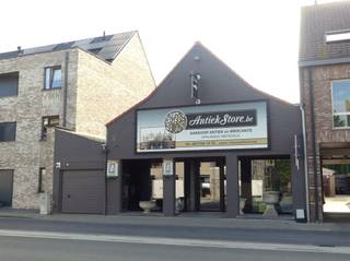 Op zoek naar een uiterst goed gelegen handelspand in de dorpskern van Woumen, deelgemeente van Diksmuide?Zoek niet langer! Het ruime handelspand, 234...