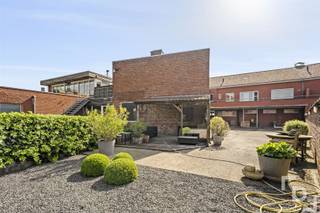 Deze uitzonderlijke eigendom, jarenlang bekend als Interieur Seys, combineert een zeer ruime handelsruimte, een comfortabele woonst en een...