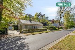 De grote woonkamer (60m²) op parketvloer is voorzien van airco en een ingebouwde houtkachel. De keuken (12m²) is uitgerust met een elektrisch kookvuur, afzuiging, spoelbak, vaatwasser, oven, microgolf, koelkast en voldoende kastruimte.Er zijn drie slaapkamers (16m² - 12m²- 12m²) waarvan de grootste voorzien is van airco. De badkamer (7m²) beschikt over een inloopdouche, een wastafel met bijpassend meubel en een toilet. De ruime veranda (20m²) geeft toegang tot het terras en de tuin. De woning beschikt verder nog over een inkomhal (6m²) met apart toilet, inpandige garage met zonneboiler, grote bergzolder die toegankelijk is via een vlizotrap en een berging/wasplaats (6m²).Er is een prachtige, grote tuin aan de woning. Hier vindt men nog een houten garage en een gemetst tuinhuis.Diversen:- Recente dubbele beglazing in houten ramen- Overal rolluiken- CV op aardgas- Zonneboiler- Zonnepanelen- Toplocatie met prachtige tuinDe eigendom wordt aangeboden via de Pre-sale formule. Op 30/05/2026 tussen 10:00 en 13:00 kan u de woning op afspraak komen bezichtigen en een bod uitbrengen. De vermelde prijs is een instelprijs. Voor meer info, gelieve contact op te nemen met de dossierverantwoordelijke.Bestuursmaatregelen in het maatregelenregister: nee
