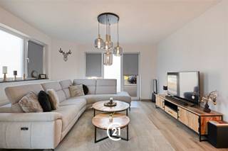 <p>Bent u op zoek naar een leuk appartement met 2 slaapkamers in Zwijnaarde? Dan hebben wij precies wat u zoekt!</p><p>Het appartement is gelegen in de Zandvoordestraat in Gent, een aangename en goed bereikbare buurt met een vlotte verbinding naar het stadscentrum. In de nabije omgeving vindt u tal van winkels, scholen, openbaar vervoer en alle nodige voorzieningen. Bovendien geniet u hier van een uitstekende bereikbaarheid dankzij de nabijheid van belangrijke invalswegen en het station Gent-Sint-Pieters. Dankzij deze gunstige ligging combineert het appartement het comfort van rustig wonen met de nabijheid van het bruisende stadsleven — ideaal voor wie praktisch en centraal wil wonen.</p><p><strong>Indeling:</strong><br />Bij binnenkomst betreedt u de ruime inkomhal, die toegang biedt tot de lichtrijke leefruimte met open keuken. Aansluitend aan de keuken bevindt zich een praktische berging. De inkomhal leidt verder naar twee ruime slaapkamers en een comfortabele badkamer.</p><p>Daarnaast is er een ondergrondse staanplaats die kan worden bijgekocht voor <strong>€25.000</strong>.</p><p><strong>Interesse?</strong><br />Contacteer ons gerust voor meer informatie of om een bezoek in te plannen.</p>