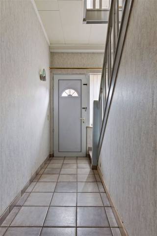 <p><span>GEZELLIGE WONING 187M² MET 2 SLAAPKAMERS, RUIM TERRAS EN STUDIO/ ATELIER 45M²<br /></span><span>ligging nabij centrum </span><span>met vlotte bereikbaarheid via N16, A12 en N17</span><span><br /><br />Gelijkvloers:</span><span> Inkomhal / living met eetplaats (35m²) / ingerichte keuken (3,9 x 2,9m) / badkamer (4 x 2,9m) met dubbele wastafel, ligbad met douchemogelijkheid en wc / studio-atelier (45m²) met slaapkamer, keuken en wc.</span><span><br />1ste verdieping:</span><span> Nachthal / 2 slaapkamers (5,5 x 3,9m; 4,2 x 3,4m).</span></p><p><span>Grote kelder. </span><span><br /></span><span>Zuid-geörienteerd terras (deels overdekt) (70m²)</span><span>.<br /><br />Ruime oprit en carport met meerdere autostaanplaatsen.</span></p><p><span><br /><br /><br /></span></p><p><span> </span></p><p><span> </span></p><p><span> </span></p><p><span> </span></p><p><span> </span></p><p><span> </span></p>