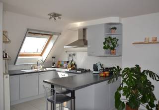 Op zoek naar een energiezuinig, ruim en lichtrijk appartement op een toplocatie in Mechelen? Dit prachtige appartement op de 5de en hoogste verdieping combineert comfort, rust en een uitstekende bereikbaarheid. Dankzij de oost- én westgerichte terrassen geniet je hier de hele dag door van zon en een open uitzicht.<br /><br />Verder beschikt het appartement over:<br />Twee volwaardige slaapkamers (14 m² en 17 m²)<br />Een volledig ingerichte badkamer met bad, douche en dubbele wastafel<br />Een ruime kelderberging<br />Een ondergrondse autostaanplaats (verplicht bij aan te kopen aan €19.000). <br />De autostaanplaats kan indien gewenst verhuurd worden (momenteel is dit het geval). <br /><br />🌟 Troeven die dit appartement uniek maken:<br /><br />✅Ruim: totaaloppervlakte van 127m²<br />✅Energiezuinig: EPC B (129kWh/m²)<br />✅Conforme elektriciteit<br />✅Overvloedige lichtinval <br />✅Lift aanwezig (rolstoeltoegankelijk)<br />✅Keuken met hoogwaardige ingebouwde toestellen<br />✅Gelegen op het hoogste verdiep: maximale rust en privacy<br />✅Prachtig open zicht vanop het grootste terras<br />✅Hele dag zon dankzij oost- en westoriëntatie<br />✅Voorzien van muggenhorren, screens en rolluiken<br /><br />🎯 Snelle verbinding met de E19<br />🎯 Op wandelafstand van scholen, winkels, centrum Mechelen en station Mechelen-Nekkerspoel<br />🎯 Vlakbij het Kasteeldomein De Borght (opening voorzien rond januari 2027) + natuurgebied Mechels Broek<br />🎯 Vlotte toegang tot de fietsostrade via de nieuwe fiets- en voetgangersbrug<br />🎯 Gelegen in een wijk met ambitieuze stadsvernieuwingsplannen: 'project Nekker Nova' <br /><br /><br />Interesse? <br />Plan een bezichtiging in via mail: borchtstraat26@gmail.com <br /><br />GEEN IMMO