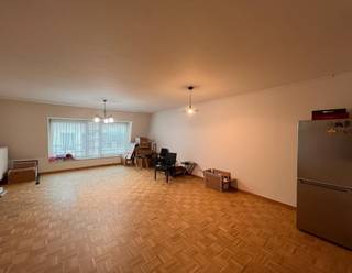 Instapklaar appartement op de 5de verdieping en twee ruime slaapkamers.Inkomhal met vestiairekast, grote mooie leefruimte op parket, met aansluitend...