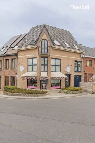 Dit karaktervol hoekpand is gelegen op het hoogste punt van Wetteren, op wandelafstand van het bruisende stadscentrum, nabij supermarkten , restaurants, openbaar vervoer, scholen en winkelstraten. Deze eigendom biedt een unieke combinatie van commerciële mogelijkheden en comfortabel wonen, ideaal voor wie werk en privé graag combineert. Het gelijkvloers beschikt over een ruime handelsruimte, perfect geschikt voor een winkel, kantoor of vrij beroep. Dankzij de mogelijkheid om een extra ingang te creëren, kan de commerciële en private zone desgewenst volledig gescheiden worden, een mooie troef voor toekomstig gebruik. Boven de handelsruimte ligt een stijlvol duplexappartement met een lichtrijke leefruimte, moderne keuken, drie slaapkamers, badkamer en twee aparte toiletten. Achteraan vind je een klein terras met een mooi uitzicht over de stad. Het pand beschikt tevens over een garage. Kortom: dit pand combineert centrale ligging, functionele ruimtes en wooncomfort tot een aantrekkelijke investering of ideale woon-werkcombinatie.