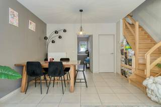 Op zoek naar een modern en energiezuinig huis te koop in Brugge? Deze recente bouw aan de Houtkaai in Kristus-Koning biedt de perfecte balans tussen rust en het stadsleven. Dit instapklare vastgoed beschikt over alle hedendaagse comfort, een aangename tuin en twee autostaanplaatsen. Dankzij de uitstekende ligging geniet u van een vlotte bereikbaarheid naar de Brugse binnenstad, belangrijke invalswegen en diverse fiets- en wandelpaden langs het water. Een unieke kans voor wie een kwalitatieve gezinswoning wil kopen in Brugge.<br /><br />Indeling: <br />Glvl.:<br />- inkomhal met apart toilet <br />- woonkamer<br />- keuken<br />- berging met aansluiting wasmachine<br />- tuin met terras<br /><br />1°V.:<br />- nachthal <br />- drie slaapkamers<br />- ruime badkamer voorzien van bad, inloopdouche, toilet en dubbele wastafel<br /><br />2°V.: <br />- vierde slaapkamer / bureel <br />- dakterras<br /><br />Neem vandaag nog contact op voor meer informatie over dit aanbod in Brugge.<br /><br />Bestuursmaatregelen in het maatregelenregister: nee