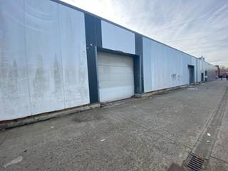 Opslagruimte te huur in Dendermonde langs de Zeelsebaan met vlotte ontsluiting naar E17. Het magazijn van 1540m² beschikt over 5 meter vrije...