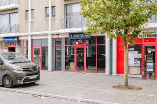 <p><span>DEINZE - Veelzijdige handelsruimte op de Markt in Deinze</span></p><p><span> </span></p><p><span>Bent u op zoek naar een riante handelsruimte op een toplocatie in Deinze? </span></p><p><span>Met zijn ruime oppervlakte en grote visibiliteit vormt dit een interessante opportuniteit voor het vestigen van uw handelszaak in het centrum van Deinze.</span></p><p><span><br /><br /></span></p><p><span>De belangrijkste troeven in een notendop:</span></p><ul><li><span>Nuttige vloeroppervlakte van 121 m² </span></li><li><span>Top locatie - Centrum Deinze</span></li><li><span>Tal van indelingsmogelijkheden</span></li><li><span>Gunstig EPC</span></li><li><span>Hoge plafonds</span></li><li><span>Geschikt voor vrije beroepen, klein- of detailhandel en horeca- of kantoortoepassingen</span></li><li><span>Grote visibiliteit en veel passage</span></li></ul><p><span><br /><br /></span></p><p><span>Indeling van de ruimte:</span></p><ul><li><span>Onthaalruimte met bar</span></li><li><span>Apart toilet vooraan</span></li><li><span>Handelsgelijkvloers met twee ingangsdeuren</span></li><li><span>Apart toilet met berging achteraan</span></li></ul><p><span> </span></p><p><span> </span></p><p><span>Belangrijk:</span></p><p><span>Richtprijs: 295.000 euro</span></p><p><span>EPC KNR: Label B </span></p><p><span>Geen renovatieverplichting - Asbestveilig </span></p><p><span><br />Benieuwd? Contacteer Axel Lenaerts makelaars voor meer info via 09 245 24 24 of <span>Laurens@axellenaerts.be</span></span><span> </span></p>