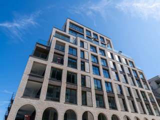 In de nieuwe hippe stadswijk ‘Oosteroever’ stellen wij u graag de residentie Arcade voor. Gelet op de locatie van de site, de historiek die er aan hangt en het enorme potentieel maakt van dit project een uniek gegeven aan de Belgische Kust. Omwille van deze gunstige locatie ben je in de directe nabijheid van heel wat noodzakelijke faciliteiten.
Het nieuwbouwproject omvat 34 appartementen, 2 handelspanden en wordt opgetrokken in een urban architectuur die volledig geïntegreerd is in zijn omgeving. In deze residentie worden er één-, twee- en drieslaapkamerappartementen aangeboden met een bewoonbare oppervlakte van 62m2 tot 197m2 en met zeer ruime terrassen die variëren van 8m2 tot 91m2.
In dit project bieden wij appartementen met havenzicht of zicht op het Central Park@Sea. Bovendien wordt ieder appartement voorzien van een hoogwaardige afwerking met volledige uitgeruste keuken en badkamer(s). De appartementen worden verkocht op plan en zijn dus nog aanpasbaar qua indeling en afwerking. Wie dit jaar nog aankoopt heeft de mogelijkheid om aan 6% BTW te kopen!
Ontdek het masterplan en de verschillende beschikbare appartementen nu! Contacteer ons voor een afspraak of voor meer informatie op 050 70 81 74 of op hello@keyimmo.be.