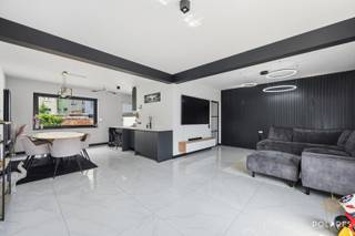 Op zoek naar een instapklare, energiezuinige woning op een toplocatie? Deze volledig gerenoveerde bel-etagewoning in het centrum combineert hedendaags wooncomfort met een gunstig EPC-label B. Winkels, scholen, openbaar vervoer en alle dagelijkse voorzieningen bevinden zich op wandelafstand.<br />De woning werd in 2023 volledig gerenoveerd. Zo werden onder meer de elektriciteit vernieuwd, nieuwe vloeren geplaatst, een moderne keuken en stijlvolle badkamer geïnstalleerd en een nieuwe condenserende gasketel voorzien. U geniet dus van een zorgeloze, instapklare woning met een laag energieverbruik.<br /><br />Indeling<br />Op het gelijkvloers vindt u een ruime inkomhal met gastentoilet en toegang tot de inpandige garage.<br />De eerste verdieping beschikt over een lichtrijke leefruimte met grote raampartijen, een gezellige eetruimte en een volledig uitgeruste keuken.<br />Op de tweede verdieping bevinden zich drie volwaardige slaapkamers en een moderne badkamer met inloopdouche.<br />De ruime zolder biedt extra opbergruimte.<br /><br />Buiten geniet u van een gezellige, privatieve tuin waar u in alle rust kunt ontspannen.<br /><br />Troeven:<br />EPC B – energiezuinig / volledig gerenoveerd in 2023 / elektriciteit conform / nieuwe condensatieketel op gas / inpandige garage / handige zolder / gezellige tuin met veel privacy / centraal gelegen. <br /><br />Absoluut een bezoek waard! <br />Interesse? <br />Contacteer Dirk via 0489 02 77 55 of dirk@polares.eu voor meer informatie of een bezoek.