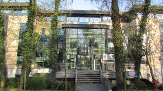 Business Center op een uitstekende locatie naast de Brusselse Ring en de E40. Zeer comfortabele en flexibele ruimtes. Afwerking mogelijk op maat van de eindgebruiker. Verschillende faciliteiten aanwezig zoals vergaderzaal, conferentieruimte, refter,?. Hierdoor kunnen huurders sterk besparen de huur van privé-ruimte. Oppervlakte beschikbaar van 250m² tot 500m². Ideaal voor bedrijven op zoek naar modern uitgeruste kantoren op een toplocatie.