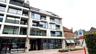 Dit nieuwbouwappartement op de eerste verdieping verrast door zijn royale ruimtes en hoogwaardige afwerking.<br /><br />Bij het binnenkomen wordt u verwelkomd in een bijzonder ruime inkomhal, voorzien van een praktische maatwerkkast met geïntegreerde zitbank.<br /><br />De lichtrijke leefruimte met stijlvolle parketvloer geniet dankzij de volledige raamwand van een aangename lichtinval en sluit naadloos aan op de open volledig uitgeruste keuken met gezellige ontbijtbar.<br />Aansluitend bevindt zich een ruime berging met aansluiting voor wasmachine en een handig werkblad.<br /><br />Verder beschikt het appartement over twee volwaardige slaapkamers, een moderne badkamer met inloopdouche en een afzonderlijk toilet.<br /><br />Buiten geniet u zowel van een terras aan de achterzijde als van een ruim balkon aan de voorzijde.<br /><br />Een absolute meerwaarde is de inbegrepen ruime garagebox.<br /><br />Het appartement beschikt over vloerverwarming en daarnaast zijn er privatieve zonnepanelen aanwezig wat bijdraagt aan een lagere energiefactuur.<br /><br />Het appartement werd bovendien volledig nieuw geschilderd en is zeer binnenkort beschikbaar.<br /><br />Huurprijs te vermeerderen met 50 EUR gemeenschappelijke kosten per maand.<br /><br />EPB nieuwbouw i.a. <br /><br /><u><strong>Bezoeken?</strong></u><br />U kunt dit eenvoudig zelf inplannen via de afsprakenlink op onze website voor het bezoekmoment van <u>donderdag 9 juli</u>.