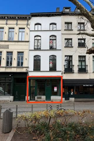 Bent u op zoek naar een uitstekend gelegen pand voor uw handelsactiviteiten? Deze commerciële ruimte bevindt zich in het hart van het...