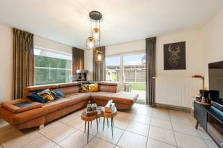 - Maison mitoyenne prête à emménager (année de construction 2004)<br />- Emplacement central dans une rue calme sans issue: Leonie de Croixstraat 11, Dadizele<br />- Espace de vie lumineux<br />- Cuisine ouverte avec buanderie attenante<br />- Jardin ensoleillé avec terrasse (orientée sud-ouest)<br />- 2 chambres à coucher complètes<br />- Salle de bain avec douche, lavabo et toilette supplémentaire<br />- PEB: 249 kWh/m²/an, étiquette C<br />- Électricité conforme<br />- Prix indicatif: 249.500 €