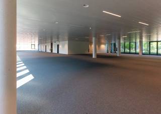 MG Square is een prestigieus nieuwbouwproject bestaande uit zowel retail als kantoorruimtes. De ligging is uitstekend en is vlot bereikbaar via de E40 en E17, alsook met het openbaar vervoer. Het laatste kantoor van 369m² wordt landscape afgewerkt opgeleverd. Casco oplevering ook bespreekbaar. Het project werd gebouwd met hoogkwalitatieve materialen en zeer gunstig op vlak van energieverbruik. Alsook zijn er veel gemeenschappelijke, efficiënte voorzieningen bijvoorbeeld: pakjesdiensten, elektrische laadpalen, fietsenstallingen, daktuin...  <br /><br /><strong>Technische gegevens:</strong><br />- glasgevel<br />- aluminium schrijnwerk<br />- landschapskantoor<br />- sanitair H/D per verdieping<br />- aansluiting voor keuken<br />- vasttapijt<br />- vloercontactdozen<br />- koelplafond<br />- mechanische ventilatie<br />- internetaansluiting<br />- brandalarm<br />- lift<br />- binnentuin<br />- mogelijkheid tot publiciteit op totem<br />- fietsenstalling<br />- parking zowel ondergronds als bovengronds<br />- EPC: X<br /><br /><strong>Bijkomende kosten:</strong> ca. 37 euro/m²/jaar (oa. gemeenschappelijke kosten en onroerende voorheffing)<br /><br /><strong>Mogelijkheid tot huur parkeerplaatsen: </strong>bovengrondse ppl à €1.450/ppl/jaar, ondergrondse ppl à €1.550/ppl/jaar (208 stuks)<br /><br /><br />Contacteer Henry Van Tornhout voor bijkomende inlichtingen, plannen of een vrijblijvend plaatsbezoek via <strong>0474 13 37 93 of via henry@kmovastgoed.be</strong>