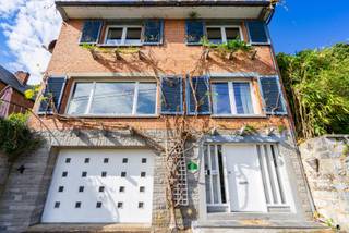 <p>We Invest Ciney Haute-Meuse biedt u in Dinant deze prachtige villa van 152 m² aan, die gerenoveerd moet worden en een uitzonderlijk uitzicht biedt op de Maasvallei. De begane grond bestaat uit een hal, een garage, een kelder en een wasruimte. De eerste verdieping biedt een lichte woonkamer met grote ramen en toegang tot een terras, een recente ingerichte keuken met toegang tot een tweede terras en de tuin, een slaapkamer en een doucheruimte. Op de tweede verdieping maken 3 slaapkamers en een badkamer met bubbelbad dit geheel compleet. Dit huis kan ook worden verhuurd voor toeristische doeleinden en biedt zo een uitstekend huurrendement. Technische gegevens: stookolieverwarming, PVC- en houten kozijnen met dubbele beglazing, elektrische conformiteit moet worden geregeld, EPC = E (uniek nummer 20220912006555). Wilt u genieten van dit uitzonderlijke uitzicht? Neem dan contact op met onze makelaar Cécile op 0470/823943 of via cecile.v@weinvest.be. °°° Wilt u ook verkopen met We Invest? Wij staan klaar om u bij uw project te begeleiden. Neem contact met ons op voor een GRATIS en VRIJBLIJVENDE WAARDERING! 0470/823943 - ciney@weinvest.be °°°</p>