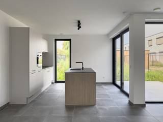 Deze eigentijdse recente woning vind je terug op Belgicastraat 30, op wandelafstand van het centrum van Bilzen. Alle dagelijkse voorzieningen zoals winkels, school en openbaar vervoer liggen binnen handbereik. <br /><br />De woning maakt deel uit van de nieuwe woonbuurt "Bivelenhof". Het is een gesloten bebouwing met een bruto bewoonbare oppervlakte van 141m², voorzien van 3 slaapkamers, een carport en een gezellige tuin.<br /><br />In de volledige woning zijn de lichtarmaturen reeds geplaatst, alsook gordijrails.<br />De tuin is volledig aangelegd met kunstgras.<br /><br />De indeling is als volgt:<br />Inkomhal met vaste trap naar de eerste verdieping en toegang tot het apart toilet. Via de inkomhal bereikt u de gezellige leefruimte die een doorlopend geheel vormt met de eethoek en de keuken. In de leefruimte zorgen de grote raampartijen voor veel lichtinval en een mooie uitkijk op de tuin. Via dit raampartij bereikt u tevens het terras waarop u van alle rust kan genieten. Verder is er ook een ruime berging.<br /><br />Op de eerste verdieping zijn 3 slaapkamers, een apart toilet en een badkamer voorzien. De badkamer is uitgerust met een dubbele wastafel en een douche.<br /><br />Enkele troeven van deze mooie woning :<br /> - BEN woning<br /> - groene omgeving<br /> - dicht bij het bruisende centrum van Bilzen<br /> - goede bereikbaarheid: autosnelweg en openbaar vervoer in de nabijheid<br /><br />Wens je deze woning te bezichtigen? Maak dan een afspraak met Valère Vangeel op het nummer 0472 32 34 24 of via valere@vestio.com.