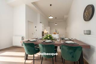Kwalitatief appartement met 2 slaapkamers en riante buitenruimte bestaande uit een terras en tuintje die samen +/-34 m² meten, gelegen in het gerenommeerde nieuwbouwproject "Gouden Boom" in het centrum van Brugge, waar heden en verleden hand in hand gaan door de combinatie van een moderne architectuur met respect voor de rijke geschiedenis van deze voormalige brouwerijsite. <br /><br />Graag nemen wij u even mee doorheen dit appartement: via de inkomhal komt u in de ruime leefruimte. De leefruimte is voorzien van een mooie parketvloer en is ingedeeld in een zitgedeelte, een eetplaats en annex een open keuken uitgerust met een omvangrijk kookeiland en aansluitend wasberging. <br />Vanuit de zithoek heb je zicht op het aangenaam terras + tuintje waar u zonder problemen plaats heeft voor een grote eettafel en ligstoelen. <br /><br />Voorts beschikt dit appartement over twee slaapkamers, badkamer met douche en dubbele lavabo en apart toilet. <br /><br />In de prijs van het appartement is bovendien een praktische kelderberging inbegrepen, en er is ook een mogelijkheid om een ondergrondse autostaanplaats aan te kopen in het garagecomplex (€ 45.000). Het appartement is afgewerkt met kwalitatieve en duurzame materialen zoals parketvloeren en is bijgevolg volledig instapklaar. Contacteer ons snel voor een bezoek aan dit fantastische eigendom in het hart van onze stad! www.delbecque.immo