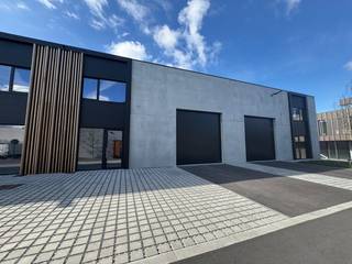 Deze aantrekkelijke commerciële ruimte, met een totale oppervlakte van 261m² beschikt de ruimte over een aanzienlijke vloeroppervlakte ingericht...