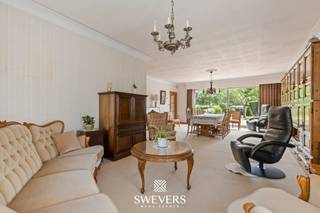 Voor meer info en foto’s, surf naar www.swevers.be – Deze instapklare open bebouwing in Beverlo biedt ruim wooncomfort op een mooi en ruim perceel van 1.165 m². De woning werd gebouwd in 1975, is degelijk onderhouden en combineert ruime leefruimtes met een praktische, gelijkvloerse indeling. De woning beschikt over een ruimt benedenverdieping van 180m². De lichtrijke woonkamer van 44,52 m² vormt het hart van de woning en biedt plaats voor een gezellige zithoek en ruime eetplaats. Aansluitend ligt de keuken van 11,28 m², centraal en functioneel ingedeeld. Verder zijn er drie slaapkamers van 13m², 12m² en 10m². Ideaal voor een gezin, bureau of hobbyruimte. Ook de badkamer, het apart toilet en de kleine kelder zorgen voor extra gebruiksgemak. Daarnaast beschikt de woning over een ruime garage van 33,63 m² met plaats voor wagen, fietsen en extra berging.<br />Een grote troef is de indrukwekkende bovenverdieping van 180 m², perfect als opslagruimte of met interessante uitbreidingsmogelijkheden naar de toekomst. De ruime zolderverdieping is momenteel nog niet geïsoleerd, wat een mooie opportuniteit biedt om deze op een eenvoudige en efficiënte manier naar eigen wens te optimaliseren. Dankzij de open structuur kan dakisolatie vlot worden aangebracht. Ook op vlak van energieprestaties biedt de woning interessante mogelijkheden: de aanwezige spouwmuren lenen zich uitstekend voor spouwmuurisolatie, een snelle en relatief betaalbare ingreep met een direct positief effect op het wooncomfort en energieverbruik.<br />Buiten geniet u van een zeer ruime oostgerichte tuin met veel rust, privacy en potentieel voor terrassen, speelruimte of groenaanleg. De ligging is eveneens sterk: winkels, horeca, openbaar vervoer en scholen bevinden zich vlakbij, terwijl de autosnelweg vlot bereikbaar is. Een ruime stijlvolle gezinswoning met comfort, mogelijkheden en een aangename ligging. Voor meer informatie, bel 011 255 155. Bron bewoonbare oppervlakte: EPC – verslag. Dit pand is onderworpen aan de renovatieverplichting van de Vlaamse overheid voor residentiële gebouwen (behoudens bij sloop binnen 5 jaar na de aankoop). Consulteer voor meer informatie de website van het Vlaams Energie- en Klimaatagentschap via https://www.vlaanderen.be/een-huis-of-appartement-kopen/renovatieverplichting-voor-residentiele-gebouwen.