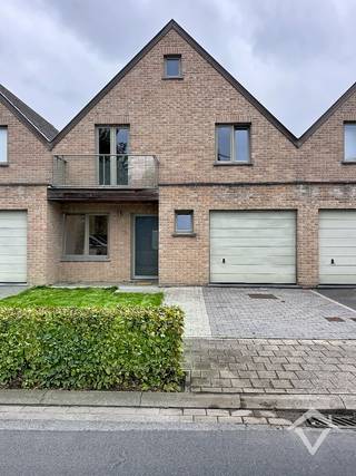 Deze woning is gelegen te Staden en bestaat uit: oprit - inkomhal - toilet - garage - keuken - living - zeer grote kelder (woning is volledig onderkelderd) - terras - tuin - nachthal - 3 slaapkamers - douchekamer - berging - toilet - badkamer - zolder. <br /><br />Deze woning is direct vrij. Huurprijs 885 €/mnd.