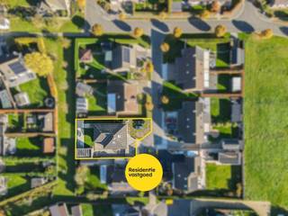 In een rustige, doodlopende straat van een residentiële wijk bevindt zich deze charmante open bebouwing op een perceel van 530 m². De woning werd gebouwd in 1991 en is door de jaren heen zorgvuldig onderhouden en vernieuwd. De lichtrijke leefruimte met houtcassette en zicht op de tuin vormt het hart van de woning. De ruime keuken is volledig ingericht en biedt voldoende plaats voor een eethoek. Op het gelijkvloers bevinden zich verder twee slaapkamers, een moderne badkamer met inloopdouche en ligbad, een tweede badkamer met douche. Een berging/wasplaats en een apart toilet maken het gelijkvloers compleet. Op de eerste verdieping zijn nog twee gezellige slaapkamers met dakramen "Velux" en een extra berging. <br /><br />De woning werd doorheen de jaren gemoderniseerd met o.a. vernieuwde elektriciteit, dakisolatie, een nieuw terras, oprit en garage. De onderhoudsvriendelijke tuin met noordwestoriëntatie en tuinhuis biedt een aangename buitenruimte. De voormalige garage doet momenteel dienst als slaapkamer maar kan eenvoudig opnieuw als garage worden ingericht. <br /><br />Verwarming op aardgas en houtcassette. Dankzij de ligging in een kindvriendelijke straat geniet u hier van rust, privacy en comfort, op korte afstand van winkels, scholen en invalswegen.<br /><br />De vermelde prijs is een richtprijs. Elk bod hoger of lager dan de vermelde prijs wordt overgemaakt aan de eigenaar die zich het recht voorbehoud om dit al dan niet te aanvaarden. EPC: 387kWh/m² - Geen renovatieverplichting! (Vg, Wug, Gmo, Gvkr, Vv) Ref. OU28329<br /><br />Neem voorsprong met een vrijblijvende en gratis schatting van uw eigendom via:<br />www.residentievastgoed.be/gratisonlineschatten