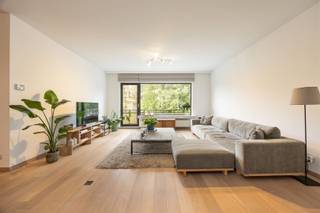 <p>Centraal gelegen aan de rand van wijk Vriesdonk, op wandelafstand van het centrum van Brasschaat.</p><p>Appartement gelegen op de tweede verdieping van een kleinschalig gebouw, bestaande uit een open inkomhal, zonnige en ruime leefkamer ca. 39m2 op parketvloer, ingerichte keuken met micro en oven, combinatie ijskast en diepvries, keramische kookplaat, ingebouwde friteuse en vaatwasmachine.<br />De nachthal is voorzien van een apart gastentoilet, een praktische wasberging en een vestiairekast/berging. <br />Twee ruime slaapkamers aan de achterzijde (ca. 18/12m2) waarvan de kleinste kamer uitgeeft op een terras met avondzon en groen uitzicht. <br />Verzorgde badkamer met bad (D in B), dubbele lavabo en handdoekdroger.<br />Op het gelijkvloers is er een praktische berging, achteraan een individuele garagebox met elektriciteit en een kantelpoort.</p><p>extra's:<br />- 192 kWh/m2 (label B)<br />- geïsoleerd en vernieuwd hoofddak<br />- elektrische installatie conform<br />- asbestveilig<br />- provisie maandelijkse lasten ca. 80eur<br />- zonnetent aan straatzijde<br />- videofonie<br />- geen lift<br />...</p><p>Info/bezoek: 03/283 83 00 - noord@sinjoor.be</p>