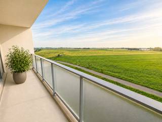 Aan de oevers van de Handzamevaart, op wandelafstand van het centrum, bevindt zich dit lichtrijke appartement met een bewoonbare oppervlakte van 94 m², op de 4e verdieping van de mooie Residentie Yzerdycke.<br />Het appartement heeft volgende indeling:<br />inkomhal met apart toilet, lichtrijke leefruimte met ingerichte open keuken en berging, vanuit de leefruimte is er directe doorgang naar het terras op de voorzijde en de zijkant en geniet je van het prachtige uitzicht over de Ijzervallei! <br />Via de nachthal bereiken je de badkamer (douche, lavabomeubel), de 2 slaapkamers en het grote dakterras.<br />In de de kelderverdieping bevindt zich de private garage, gemakkelijk bereikbaar vanuit de Kasteelstraat.<br />Er is een gemeenschappelijke fietsenberging en fietsrek voorzien.<br />Maandelijkse gemeenschappelijke lasten: 60 euro/maand.<br />Lichtrijk en energiezuinig wonen in een architecturaal pareltje!