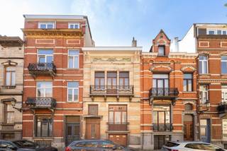 In Schaarbeek ontdekt u deze mooie te renoveren woning van ±220 m², met ruime volumes en heel wat indelingsmogelijkheden.<br /><br />De woning bestaat uit een inkomhal, een woon/eetkamer, een keuken, 4 slaapkamers, een badkamer en een koer van ±25 m².<br />Een garage en kelder vervolledigen dit eigendom en bieden extra praktisch comfort.<br /><br />Een ideale opportuniteit voor renovatieliefhebbers die een woning volledig naar eigen smaak willen creëren, in een levendige en goed bereikbare buurt.<br /><br />EPC: G. Afmetingen louter indicatief.