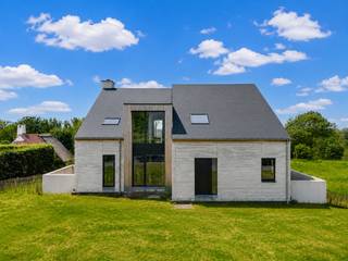 <strong><strong>LIGGING<br /></strong></strong><span>Deze stapelwoning geniet van een uitstekende ligging in een aangename woonwijk in het pittoreske Dikkelvenne, deelgemeente van </span><span><span>Gavere</span></span><span>. Hier woont u in alle rust, omringd door groen en karaktervolle landschappen, terwijl u toch profiteert van een vlotte verbinding naar </span><span><span>Gent</span></span><span>, </span><span><span>Oudenaarde</span></span><span> en de belangrijkste invalswegen.</span><span> Natuurliefhebbers kunnen volop genieten van de nabijgelegen wandel- en fietsroutes doorheen de Scheldevallei en de Vlaamse Ardennen, terwijl dagelijkse voorzieningen, scholen en winkels zich binnen handbereik bevinden. </span><span>Een uitzonderlijke locatie voor wie op zoek is naar een harmonieuze combinatie van rust, natuur, bereikbaarheid en levenskwaliteit.</span>
<p>Het volledige project, bestaande uit 2 aparte entiteiten met individuele toegangen, werd ontworpen met respect voor het natuurlijke reliëf van het terrein en geniet van een unieke ligging met weidse zichten over de omliggende vallei.<strong><br /><br />INDELING<br /></strong><span>Deze penthouse bestaat uit een royaal woonvolume in casco-afwerking, 2 autostaanplaatsen en een terras met prachtige vergezichten. Dankzij de doordachte opbouw biedt het geheel een waaier aan mogelijkheden voor wie op zoek is naar ruimte, flexibiliteit en architecturale kwaliteit. Het appartement</span><span> werd ontworpen om plaats te bieden aan alle voorzieningen, 3 slaapkamers en 2 badkamers. De casco-afwerking laat toekomstige eigenaars bovendien volledig vrij om het pand naar eigen smaak en woonwensen af te werken. Eveneens is er mogelijkheid tot het installeren van een interne lift. </span><span>Aan de voorzijde van het perceel bevinden zich 2 autostaanplaatsen. </span><span>Een zeldzame kans voor wie architectuur, natuur en ruimte wil verenigen in één bijzonder vastgoedproject.</span></p>
<p><span><strong>Voor meer info of een bezoek:</strong><br /><em>Stéphanie Eeckhout – 0472 13 28 79</em></span><span><em><br /><br />* Sommige beelden zijn referentiebeelden</em></span></p>
<p><span><em> </em></span></p>
<p><strong> </strong></p>