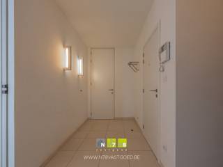 <strong>RUIM DUPLEXAPPARTEMENT MET 2 TERRASSEN IN HET CENTRUM VAN MAASEIK.</strong><br /><br /><strong>TROEVEN</strong><br />- Ruim appartement met 3 slaapkamers.<br />- Energielabel B. <br />- Airco. <br />- 2 Terrassen.<br />- 2 Autostaanplaatsen en kelderbergingen. <br /><br /><strong>KELDERVERDIEPING</strong><br />- 2 Autostaanplaatsen genummerd 3 &amp; 7.<br />- 2 kelderbergingen genummerd 4&amp;7.<br /><br /><strong>GELIJKVLOERS</strong><br />- Gemeenschappelijke inkom. <br /><br /><strong>VERDIEPING 1</strong><br />- Inkomhal: tegelvloer.<br />- Woonkamer (5,14m x 4,57m = 23;49m²): airco, tegelvloer.<br />- Keuken (5,84m x 4,57m = 26;69m²): onder- en bovenkasten, lades, inductiekookplaat, dampkap, friteuse, grillplaat, diepvries, koelkast, vaatwasser, tegelvloer.<br />- Toilet: hangtoilet, wastafel, tegelvloer.<br />- Berging (1,00m x 4,27m = 4,27m²): technische installatie, aansluiting wasmachine en droogkast, tegelvloer.<br />- Badkamer (4,31m x 2,46m = 10,60m²): dubbele lavabo, lades, toilet, douche, bad, tegelvloer.<br />- Slaapkamer 1 (3,37m x 4,31m = 14,52m²): inbouwkasten, toegang naar badkamer, airco, parketvloer.<br /><br /><strong>VERDIEPING +02</strong><br />- Slaapkamer 2 (4,31m x 4,39m = 18,92m²): airco, inbouwkasten, inbouwbureau, toegang tot terras, parketvloer.<br />- Slaapkamer 3 (4,39m x 3,64m = 15,98m²): airco, inbouwkasten, toegang tot terras, parketvloer. <br /><br />Bekijkt u deze advertentie via een aanverwante vastgoedsite, surf dan zeker naar onze website www.N78vastgoed.be voor een uitgebreide beschrijving en foto's. Meer info: +32 (0)89 86 18 88 of info@N78vastgoed.be.
