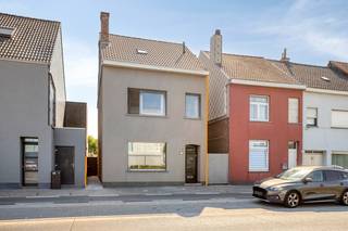 Op een vlot bereikbare ligging bevindt zich deze VERRASSEND RUIME &amp; instapklare gezinswoning met 4 SLAAPKAMERS, zonnige TUIN en handig ZIJPOORTJE. Totale grondopp.: 330m<sup>2</sup>. Deze piekfijn onderhouden woning is praktisch ingedeeld als volgt: inkomhal, LICHTOVERGOTEN leefruimte, nette keuken (o.a. gasfornuis, oven, vaatwas, ...), wasplaats/berging, toilet. Tussenverdieping: ruime slaapkamer. 1°V: 2 volwaardige slaapkamers, badkamer (ligbad/douche, lavabo en toilet). 2°V: 4de slaapkamer, berging. Heerlijk genieten van het zonnetje kan in de perfect georiënteerde (= ZUIDgerichte) TUIN met berging. Zijpoortje naast de woning om met de fiets naar de tuin te gaan. Extra's: kelder, dubbele beglazing in PVC, verwarming op aardgas, GOEDGEKEURDE ELEKTRICITEIT, zonnepanelen, VLOTTE BEREIKBAARHEID. Wordt dit jouw nieuwe thuis?