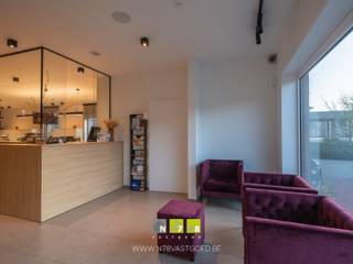 <span><strong>HOOGWAARDIG AFGEWERKTE COMMERCIËLE GELIJKVLOERSE HANDELSRUIMTE/KANTOORRUIMTE VAN 155M² / 196M² (BRUTO-OPP) IN HET CENTRUM VAN DILSEN.</strong></span><br /><br /><span><strong>TROEVEN<br /></strong>- Gelegen in residentie 'Keizersplein' aan het centrumplein "Ter Motten". <br />- Commerciële toplocatie | goede zichtbaarheid en veel passage!<br /></span>- Een goed uitgeruste werkplek met tal van mogelijkheden. <br /><span>- 1 staanplaats in de kelder! (P5)<br /></span>- 1 bovengrondse staanplaats. (S.26)<br /><span>- 2 kelderbergingen. (K6 &amp; K7)<br />- Tuin/terras aan de achterzijde en rechterzijde. <br />- Achterzijde afgesloten met toegangspoort. <br /></span><br /><span><strong>KELDERVERDIEPING -1<br /></strong></span>- Kelderberging nr. 6 (5,05 <span>m²) </span>en nr. 7 (5,05 <span>m²): </span><span>gepolierde betonvloer.<br />- 1 staanplaats in de kelder. (P5) </span><br /><br /><span><strong>GELIJKVLOERS 00 | Momenteel ingericht als kantoorruimte. </strong></span><br /><span>- Ontvangstruimte <span>(4,40m x 3,70m = 16,28m²): zitruimte, toegang tot balie met glazen wanden, inbouwkasten, tegelvloer.<br />- Open landschapskantoor achter de balie (5,15m x 10,34m = 53,25m²): inbouwkasten,tegelvloer. <br />- Gang (11,20m x 1,00m = 11,20m²): balie, inbouwkasten, tegelvloer.<br />- Keuken (1,80m x 2,80m = 5,04m²): geïnstalleerde keukenwand met onderkasten, bovenkasten, combi-oven, spoelbak, koelkast, lades; tegelvloer.<br />- Bureel 1 (4,45m x 4,30m = 19,14m²): gashaard, schuifraam naar terras/tuin, multimediavoorzieningen, inbouwkasten, deur naar kelder, glazen toegangsdeur, tegelvloer. <br />- Bureel 2 (4,15m x 4,50m = 18,68m²): gashaard, inbouwkasten, deur naar terras/tuin, multimediavoorzieningen, glazen toegangsdeur, tegelvloer.<br />- Bureel 3 (3,60m x 3,20m = 11,52m²): vast bureau, multimediavoorzieningen, inbouwkasten, deur naar de balie, tegelvloer.</span></span><br /><span>- Toilet 1 <span>(0,90m x 1,60m = 1,44m²): spoelbakje, hangtoilet,tegelvloer. <br /></span></span><span>- Toilet 2 <span>(0,90m x 1,60m = 1,44m²): spoelbakje, hangtoilet, onderkasten,tegelvloer.</span></span><span><span><br />- Technische ruimte ((1,80m x 0,70m) + (1,45m x 0,70m) = 2.26m²): boiler, ventilatiesysteem, tegelvloer. <br /><br /><strong>EXTERIEUR</strong><br />- Tuin/terras aan de achterzijde van het pand. <br /></span></span><br /><span>Bekijkt u deze advertentie via een aanverwante vastgoedsite, surf dan zeker naar onze website <strong>www.N78vastgoed.be</strong> voor een uitgebreide beschrijving en foto's. Meer info: <strong>+32 (0)89 86 18 88</strong> of <strong>info@N78vastgoed.be</strong>.</span>