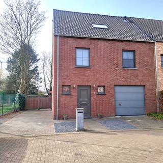 Instapklare halfopen bebouwing in rustige doodlopende straat – grens Pulle en GrobbendonkDroomt u van rustig wonen in een veilige, kindvriendelijke...