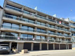 Vlakbij het strand en het George Grardplein, gesitueerd op de derde verdieping, beschikt dit appartement over heel wat troeven.<br />Indeling: inkomhal, brede leefruimte uitgevend op een zonnig terras; halfopen keuken, badkamer met ligbad; apart toilet en 2 slaapkamers.<br />Mogelijkheid tot aankoop van een garage op gelijkvloers niveau. Afmetingen: diepte: 6,28 m; breedte: 2,96 m<br />Het appartement is te renoveren/op te frissen.<br /><br />Bel Dries, ook op zon-en feestdagen, 0478/937.935, of kom langs op kantoor 'Immo Maritiem' naast het kerkje in Nieuwpoort-bad.