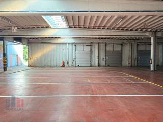 Uitstekend gelegen bedrijfsgebouw met verschillende mogelijkheden, bestaande uit een<strong> ruime magazijnruimte</strong> van 15.111 m² (hal A+B) en gelegen op <strong>zichtlocatie </strong>langs de <strong>E17</strong>. Vlot bereikbaar op slechts 6 minuten van de op- en afrit 15 'Sint-Niklaas centrum' van de E17, met onmiddellijke verbinding naar de E34.<br /><br />Het magazijn is uitgerust met twee sectionale poorten, <strong>zes laadkade</strong>s en grote lichtstraten. Extra poorten of laadkades zijn bespreekbaar. Rond het gebouw bevindt zich een deels <strong>verhard terrein</strong> van maar liefst 3.000 m² met een zeer<strong> ruime parkeer- en manoeuvreerruimte</strong>. <br /><br />Afhankelijk van uw bedrijfsbehoeften zijn <strong>grotere of kleinere oppervlaktes beschikbaar</strong>, en er is tevens mogelijkheid tot het bijhuren van een kantoorruimte. Bovendien is een flexibele huurtermijn bespreekbaar, waardoor deze locatie zich uitstekend leent voor zowel tijdelijke als langdurige huur. <strong>Onmiddellijk beschikbaar</strong>!<br /><br />Contacteer PANORAMA voor bijkomende inlichtingen of een vrijblijvend plaatsbezoek via <strong>0477 06 30 30.</strong>