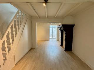 Deze charmante woning met 1 slaapkamer en kleine stadskoer is gelegen in het rustige Guido Gezellekwartier, op wandelafstand van de Markt, de...