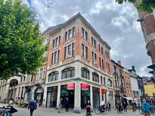 In Leuven: Studio met luxe afwerking gelegen in een historisch gebouw in het centrum van Leuven.Ontdek deze stedelijke elegantie in deze luxueuze...