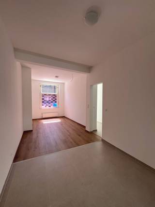 <p><span>Deels gerenoveerde rijwoning met tuin en uitbreidingsmogelijkheden in Ranst.</span></p><p><span> </span></p><p><span>Op zoek naar een woning die reeds grotendeels werd aangepakt, maar waar je nog je eigen stempel op kan drukken? Dan is deze deels renoveerde rijwoning in Ranst zeker een bezoek waard.</span></p><p><span> </span></p><p><span>Via de inkomhal betreed je de ruime lichtrijke leefruimte met open keuken. De keuken is reeds voorzien van de nodige toestellen, maar dient nog verder afgewerkt en geplaatst te worden naar eigen smaak.</span></p><p><span> </span></p><p><span>Verder beschikt de woning over een vernieuwde badkamer, uitgerust met een dubbele lavabo, een inloopdouche en een toilet.</span></p><p><span>Achteraan bevindt zich een ruime tuin waar je volop kan genieten van rust en privacy.</span></p><p><span> </span></p><p><span>Op de eerste verdieping vind je 2 volwaardige slaapkamers. Via een vaste trap bereik je de zolderverdieping, die tal van mogelijkheden biedt en eventueel kan worden ingericht als extra slaapkamer, bureau of hobbyruimte.</span></p><p><span> </span></p><p><span>Een bijkomende troef is dat de huidige eigenaar de ramen en het dak nog kan laten vervangen. Deze werken kunnen uitgevoerd worden tegen een aangepaste verkoopprijs.</span></p><p><span> </span></p><p><span>Parkeerplaats voor de deur.</span></p><p><span> </span></p><p><span>Een interessante opportuniteit voor wie op zoek is naar een woning met potentieel, ruimte en mogelijkheid om de laatste afwerkingen volledig naar eigen wens uit te voeren.</span></p>