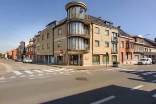 <p><span><span><strong>HUURRENDEMENT 3.8% | APPARTEMENT MET 2 SLAAPKAMERS EN GARAGE OP TOPLIGGING</strong></span></span><br /><span><span>Dit appartement met 2 slaapkamers en garage is gelegen op de tweede verdieping (lift aanwezig) in de Abeeldreef, dit op wandelafstand van de markt, de winkelstraat, bakker, slager, school en openbaar vervoer.</span></span><br /><span><span>Met een huurrendement van maar liefst 3.8% is dit de ideale investeringseigendom maar ook als starterseigendom heel interessant. De garage is gelegen op de gelijkvloerse verdieping en aan te kopen voor 20.000 euro. </span></span></p><p><span><span><strong>INDELING:</strong> </span></span><br /><span><span>U komt de residentie ‘Ensor’ binnen in de gemeenschappelijke inkomhal met lift en trappenhal. Vanuit de garage is er tevens rechtstreekse toegang naar het appartement.</span></span><br /><span><span>Het appartement is gelegen op de tweede verdieping en biedt daardoor een uniek zicht op de Kasteeldreef in Meulebeke.</span></span><br /><span><span>U komt binnen in de inkomhal met afzonderlijk toilet en met toegang tot alle vertrekken waaronder de lichtrijke leefruimte met balkon. Aansluitend vinden we de uitgeruste keuken en berging.</span></span><br /><span><span>Achteraan bevinden zich de 2 slaapkamers met toegang tot een gemeenschappelijk terras met buitenberging. Verder omvat het appartement tevens een badkamer met douche en lavabo met meubel.</span></span><br /><span><span>Op de gelijkvloerse verdieping is er eveneens een privatieve kelderberging voorzien. Deze is eveneens rechtstreeks toegankelijk vanuit de garage.</span></span></p><p><span><span><strong>TROEVEN: </strong></span></span><br /><span><span>- 3.8 % HUURRENDEMENT</span></span><br /><span><span>- TOPLIGGING</span></span></p><p><span><span>- ENERGIEZUINIG</span></span><br /><span><span>- KELDERBERGING</span></span><br /><span><span>- 2 SLAAPKAMERS</span></span><br /><span><span>- LIFT</span></span></p>