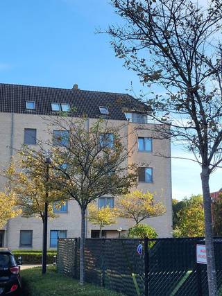 <p>rustig gelegen 2-slk appartement in centrum Zaventem</p><p>Het appartement met een oppervlakte van 86 m2 en heeft een ruime woon/eetkamer met groot schuifraam, een halfopen ingerichte keuken (vaatwasmachine, keramische kookplaat, combi-oven), een bergruimte met aansluiting voor wasmachine en droogkast, 2 slaapkamers, een badkamer met douche en bad, een apart toilet, terras en ondergrondse parkeerplaats.</p><p>Er is ook een stalen veiligheidsdeur, zonnewering en lift. Het complex werd gebouwd in 2005 en ligt op wandelafstand van scholen, winkels en het treinstation.</p>