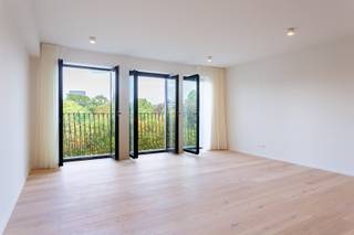 Energiezuinig en lichtrijk nieuwbouw appartement van maar liefst 135m² met twee slaapkamers, twee badkamers, terras én parking aan het Stadspark.<br /><br />Indeling:<br />Inkomhal met ingemaakte kasten en apart toilet. De grote open leefruimte, op prachtige parketvloer, met geïntegreerde keuken is een echte blikvanger. De prachtige keuken met eiland is voorzien van alle nodige comfort en toestellen. De grote raampartijen geven de ruimte veel licht en een prachtig uitzicht op het stadspark. In de ruime hal vinden we een ruime wasberging en een aparte badkamer met douche. Achteraan vinden we twee grote slaapkamers, waarvan 1 uitgerust met eigen badkamer: deze heeft zowel een ligbad als een inloopdouche, en een dubbel lavabomeubel. Aansluitend aan de slaapkamer vinden we het groot en zonnig terras, een zalige plek om te vertoeven! Verder is er nog een ruime kelderberging inbegrepen, alsook een fietsenberging. <br /><br />Extra troeven:<br />- Zeer luxueuze en hoogwaardige afwerking.<br />- 100% instapklaar, volledig geschilderd, voorzien van stijlvolle gordijnen én verlichting!<br />- Groot en zonnig terras<br />- Er zijn 2 ondergrondse autostaanplaatsen: deze kunnen bijgehuurd worden aan 120 euro per stuk.<br /><br />Bijzonderheden:<br />Het appartement betreft een energie zuinige nieuwbouw en is voorzien van verwarming en koeling (airco) via een vloersysteem op een warmtepomp met geothermie.<br />Verbruik van water en elektriciteit met eigen meters. <br />Gelegen op de 5e verdieping met lift, op deze verdieping hebben we een 2e identieke appartement te huur: ideaal voor wie wil kangoeroe wonen!