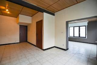 <p><span>STARTPRIJS: Elk bod boven deze startprijs, wordt voorgelegd aan de eigenaars, die al dan niet kunnen in gaan op dit aanbod.</span></p><p><span> </span></p><p><span>Stevige woning met grote tuin op 1.112 m², tal van mogelijkheden.</span></p><p><span> </span></p><p><span>In het gezellige dorp Woumen, deelgemeente van Diksmuide, vinden we deze halfopen bebouwing met ruime tuin op een totale grondoppervlakte van </span><span>1.112 m²</span><span>. Met een bewoonbare oppervlakte van </span><span>263 m²</span><span> is dit de perfecte opportuniteit voor verbouwers of voor wie op zoek is naar een woning met een sterke basis en groot potentieel.<br /><br /></span><span>Indeling van de woning:</span></p><ul><li><span>Gelijkvloers:</span><span> inkomhal, leefruimte met toegang tot de kelder, ruime woonkeuken, nachthal, apart toilet, badkamer, grote slaapkamer, berging en wasplaats. Daarnaast is er een grote garage aanwezig.</span></li><li><span>Verdieping:</span><span> drie slaapkamers en een bijzonder ruime zolder, ideaal om extra kamers te creëren of te gebruiken als opbergruimte/hobbyruimte.</span></li></ul><p><span>Achteraan bevindt zich de uitgestrekte tuin waar elke tuinliefhebber zich volledig kan uitleven.<br /><br />De woning ligt op een gunstige locatie: winkels en school bevinden zich op korte afstand. Bovendien ligt Woumen centraal ten opzichte van Klerken en Diksmuide (3 km), Langemark (12 km) en Ieper (18 km), wat het een ideale uitvalsbasis maakt.<br /><br />Kortom: dit pand is een unieke kans voor investeerders of gezinnen die dromen van een karaktervolle woning met veel ruimte en mogelijkheden.<br /><br />Mis deze opportuniteit niet en neem vandaag nog contact met ons op!<br /> </span></p>